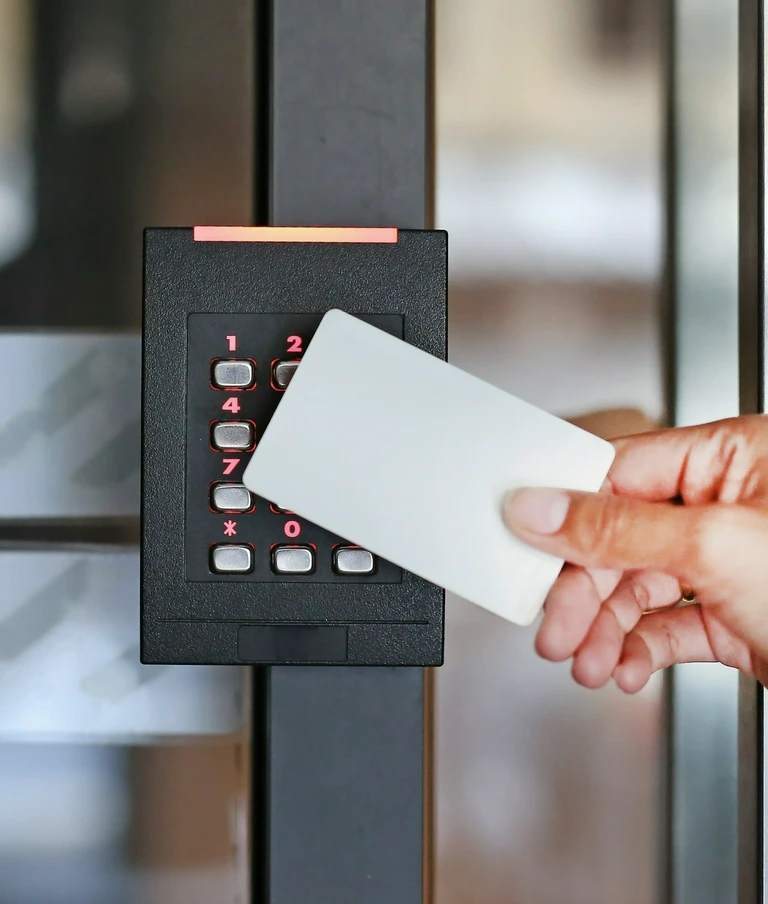 karta przykładana do&nbsp;czytnika